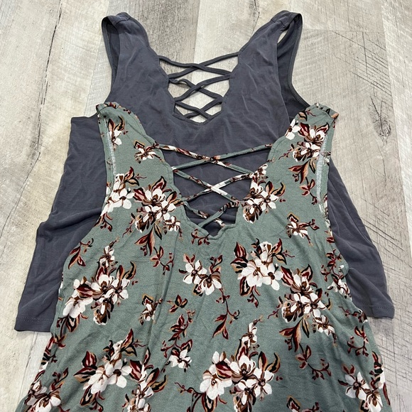 Bundle of 2 excellent condition tanks from American Eagle - Picture 4 of 4